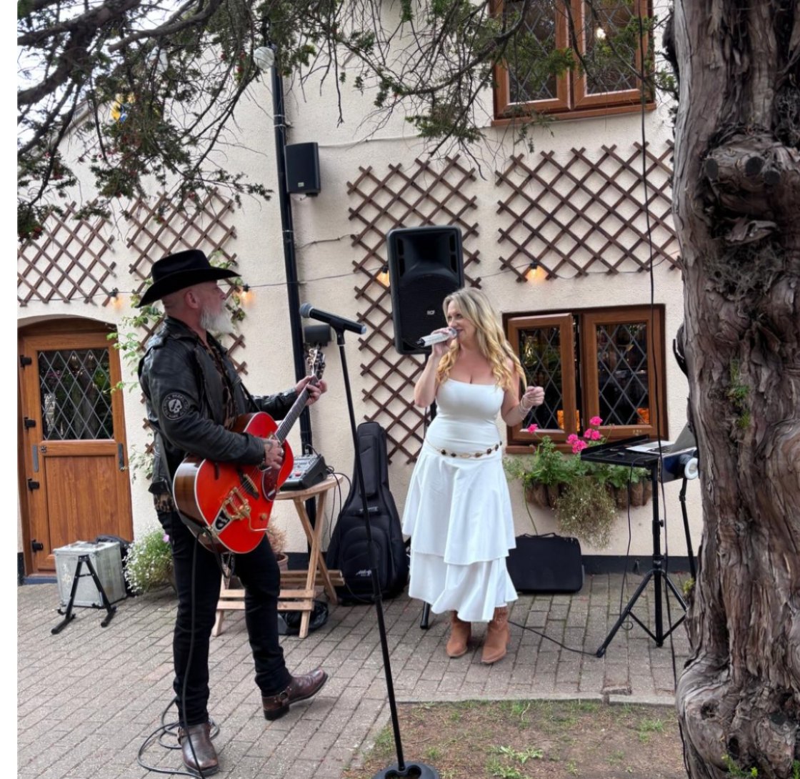 Live music outside The Yew Tree in Sandling, Maidstone